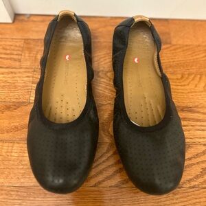 Clarks Unstructured  Perforated packable black leather flats Shoes Size 8